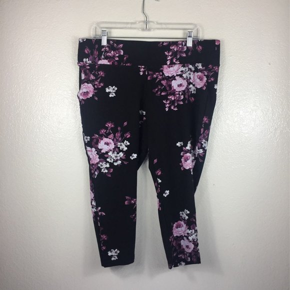 Torrid BLACK FLORAL PONTE STRETCH PULL-O - Picture 3 of 8